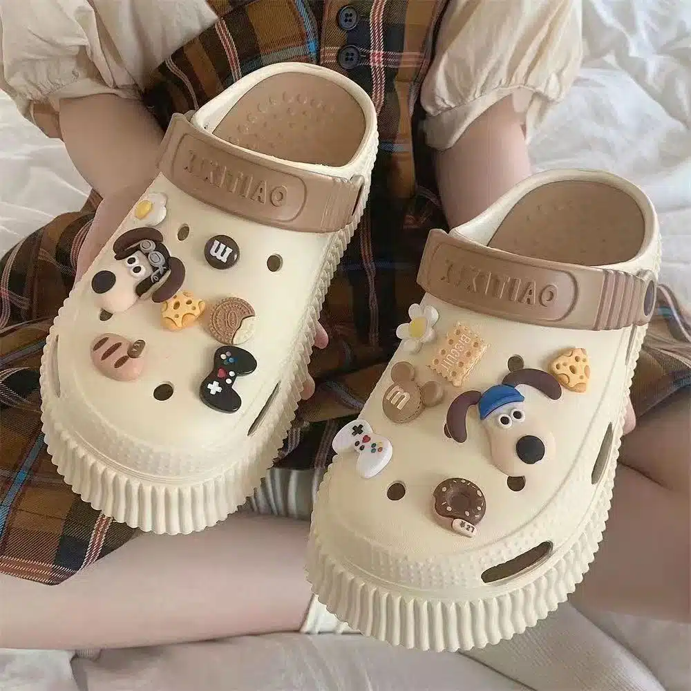 30cc82f9060885f585e6f032e58c1fd2 Snack & Game Gromit Clogs – Chunky Charm Fun for Everyday Vibes - Image 1